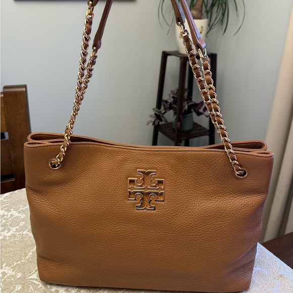 Tory Burch Handbags - Tory Burch Tote. Pebbled Leather. Golden chain link strap.